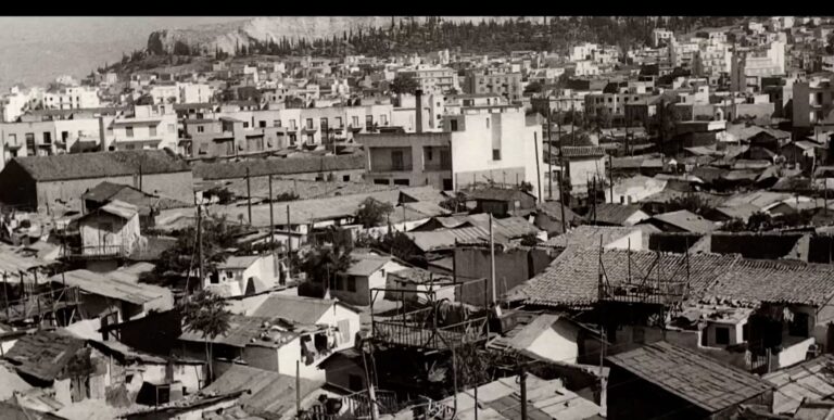 Το «Dourgouti Town» στο Παρίσι: Δημήτρης Μπαβέλλας και Χάρις Αλεξίου μας «ξεναγούν» σε μια συνοικία της Αθήνας που δεν υπάρχει πια