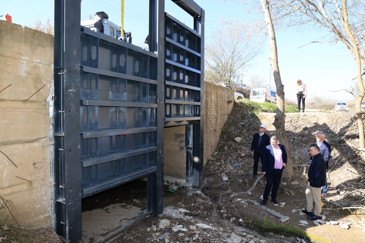 Νέα θυροφράγματα στο δίκτυο ομβρίων υδάτων στη συνοικία του Αγίου Θωμά στη Λάρισα