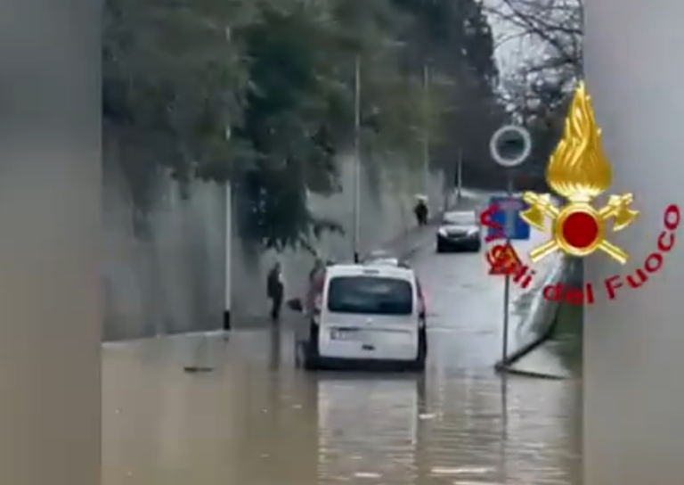 Έντονες βροχοπτώσεις στη Φλωρεντία –  Φούσκωσαν ποτάμια και πλημμύρισαν δρόμοι