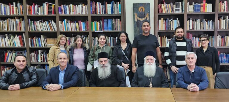 Βόλος: Επίδοση απολυτηρίων Δημοτικού σε κατοίκους Ρομά από τον Μητροπολίτη Δημητριάδος