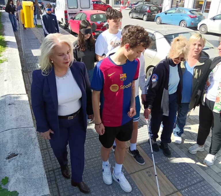 Ευαισθητοποίηση μαθητών για τα δικαιώματα των ατόμων με οπτική αναπηρία στο Διοικητήριο της Μαγνησίας