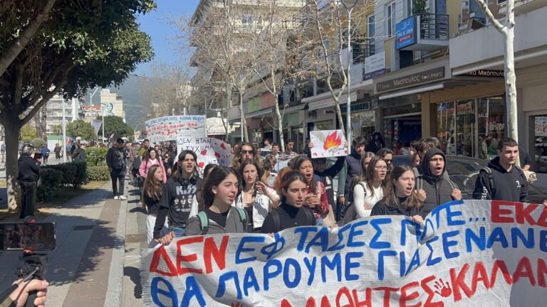 Συγκέντρωση φοιτητών για τα Τέμπη στην κεντρική πλατεία της Καλαμάτας
