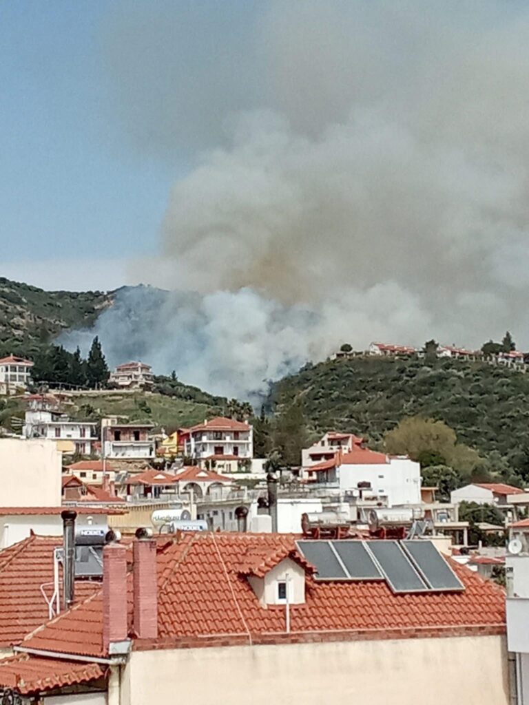 Πυρκαγιά κοντά σε σπίτια στον Αστακό