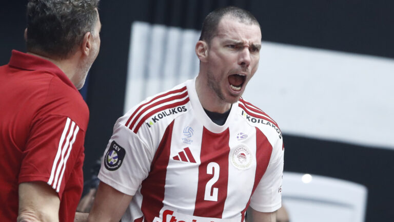 «Ερυθρόλευκη» εποποιΐα 3-2 με ανατροπή κόντρα στην πανίσχυρη Γιαστρέμπσκι