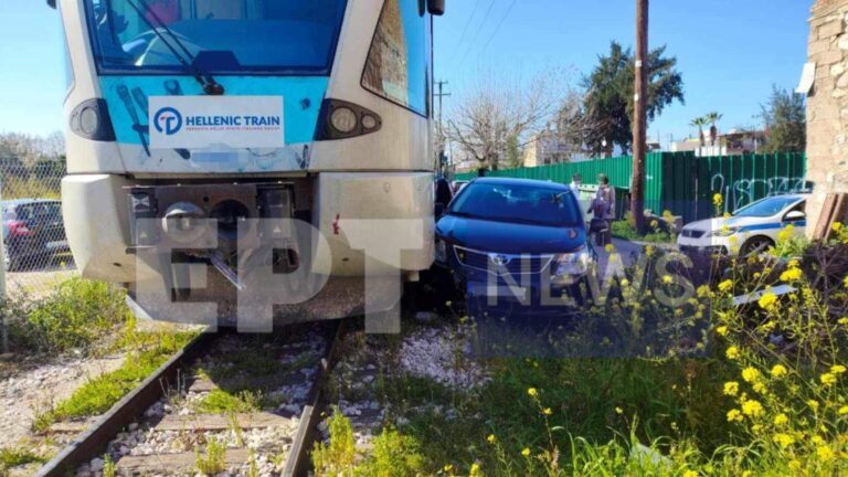 Πάτρα: Στάθμευσε το αυτοκίνητό του  σχεδόν πάνω στις ράγες του προαστιακού και ο συρμός το παρέσυρε