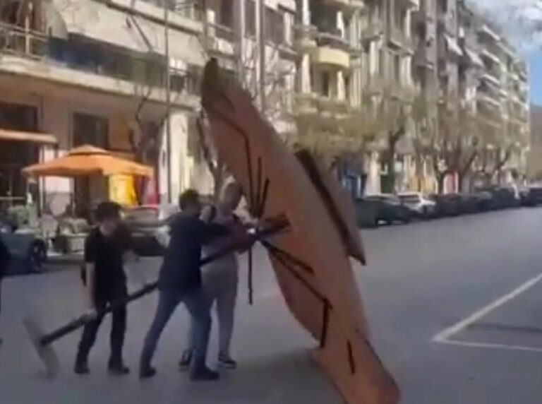 Θεσσαλονίκη: Ομπρέλα καταστήματος «πέταξε» από τον ισχυρό αέρα
