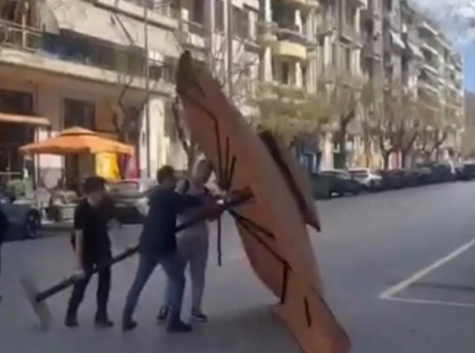 Θεσσαλονίκη: Ομπρέλα καταστήματος «πέταξε» από τον ισχυρό αέρα