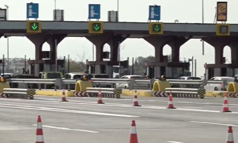 Θεσσαλονίκη: Άρχισε η έξοδος των εκδρομέων- Τη Δευτέρα η παράδοση του νότιου κλάδου της γέφυρας Αξιού