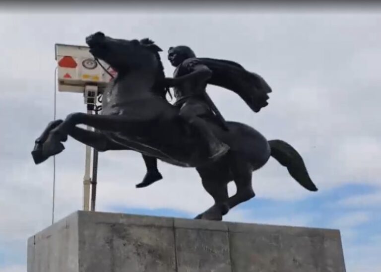 Θεσσαλονίκη: Συνεργείο του δήμου απολύμανε και έπλυνε το εμβληματικό άγαλμα του Μεγάλου Αλεξάνδρου