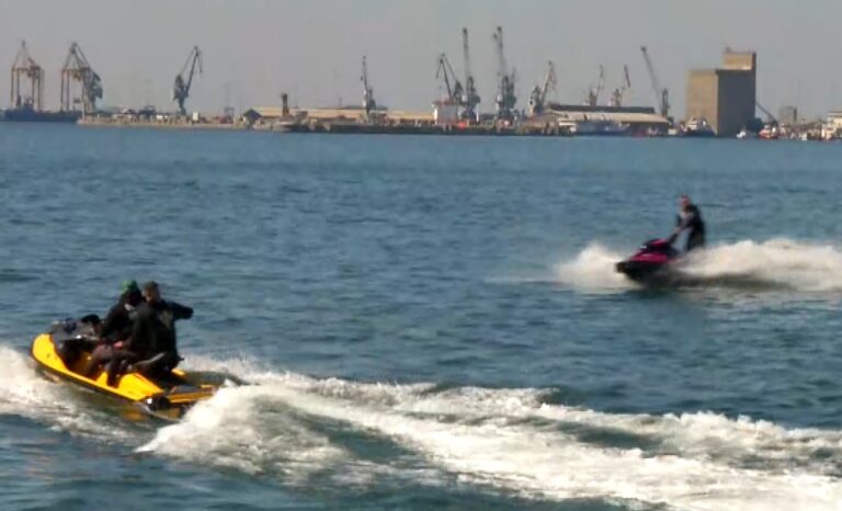 Θεσσαλονίκη: Βόλτα και φιγούρες με jet ski στον Θερμαϊκό