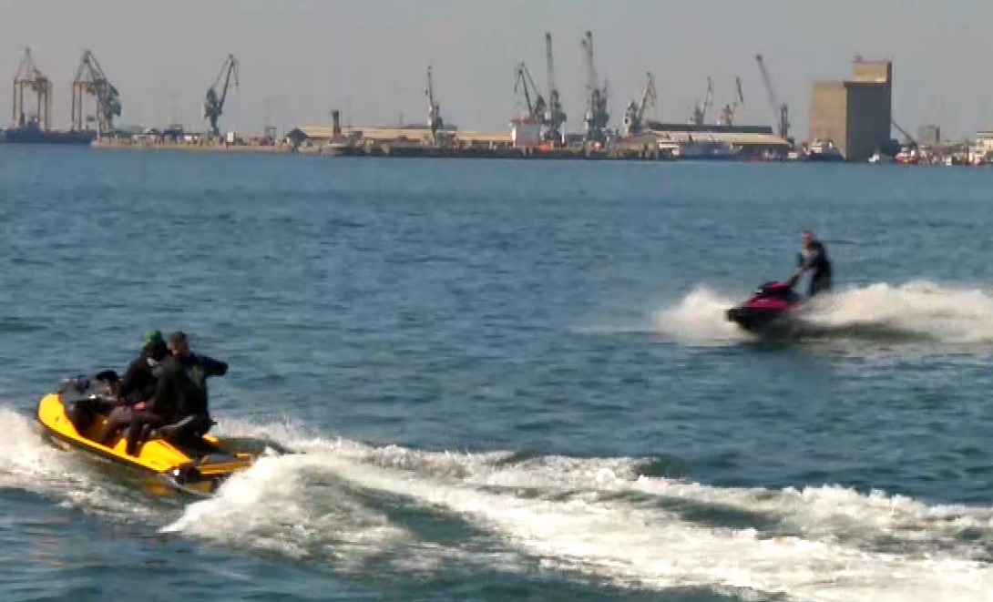 Θεσσαλονίκη: Βόλτα και φιγούρες με jet ski στον Θερμαϊκό