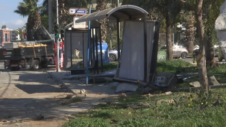 Τροχαίο στη Γλυφάδα: Αυτοκίνητο έπεσε σε στάση λεωφορείου – Τρεις τραυματίες (βίντεο ντοκουμέντο)