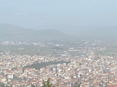 Από τη Νάουσα και την Κοζάνη, μέχρι την Ερμιόνη και τη Σάμο: Τα ζωντανά έθιμα της Αποκριάς στην Ελλάδα