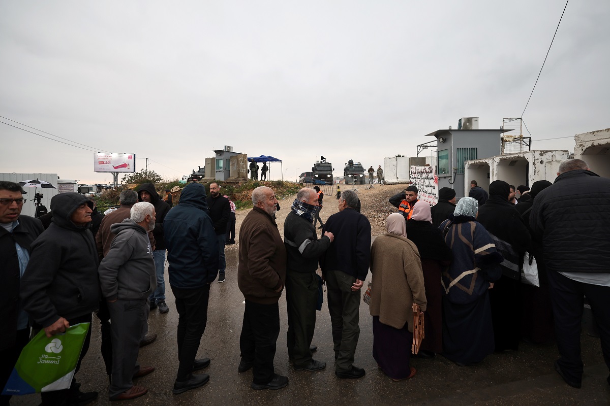 Palestinians cross Israeli checkpoint for Al-Aqsa prayers on first Friday of Ramadan