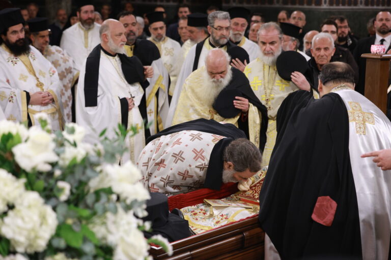 Σε λαϊκό προσκύνημα το σκήνωμα του Μητροπολίτη πρώην Θεσσαλονίκης Άνθιμου