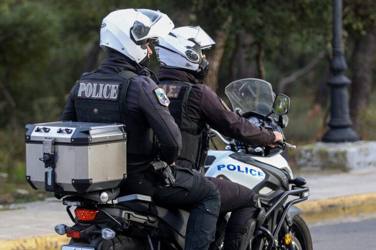 Άγρια επίθεση από ομάδα κουκουλοφόρων κατά παρέας ανηλίκων στο κέντρο της Κηφισιάς  – Ένας 17χρονος στο νοσοκομείο