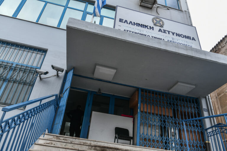 Άνδρας εισέβαλε με κατσαβίδι στο ΑΤ Κορωπίου, τραυμάτισε αστυνομικούς και έναν πολίτη – Συνελήφθη ο δράστης