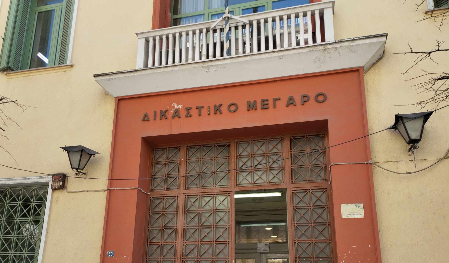 Στον εισαγγελέα οδηγήθηκε ο 55χρονος που κατηγορείται ότι επιχείρησε να κάψει τη γυναίκα του στις Σέρρες