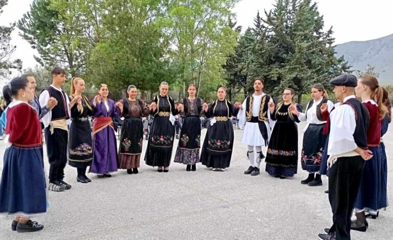ΕΠΑΛ Τυρνάβου: Δρώμενα με παραδοσιακές φορεσιές και χορούς για την 25η Μαρτίου