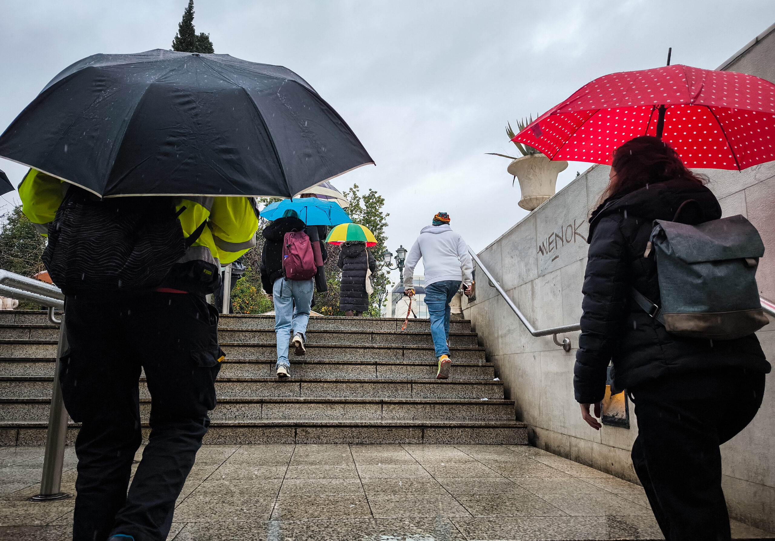 Καιρός: Ραγδαία επιδείνωση από το μεσημέρι – «Βουτιά» της θερμοκρασίας με βροχές, καταιγίδες και χιόνια στα πεδινά