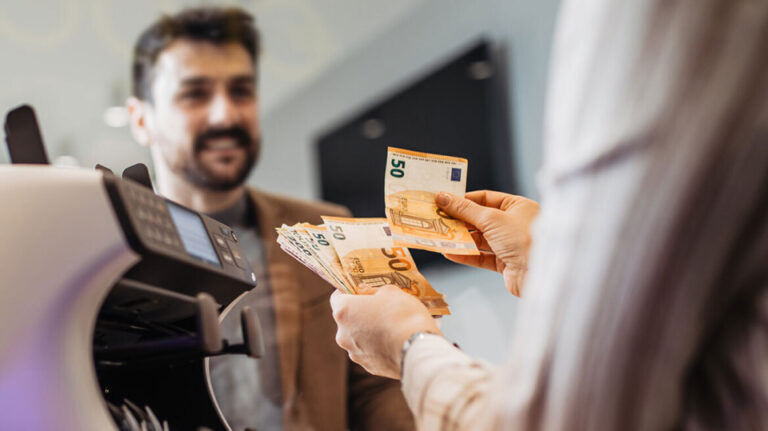 Σε προπληρωμένη κάρτα από 15/3 όλα τα επιδόματα ΔΥΠΑ και ΟΠΕΚΑ – Τι πρέπει να γνωρίζουν οι ενδιαφερόμενοι