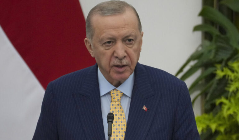 Τουρκία: Για συμμετοχή σε τρομοκρατία και προσβολή του Ερντογάν κατηγορείται ο Σουηδός δημοσιογράφος που συνελήφθη