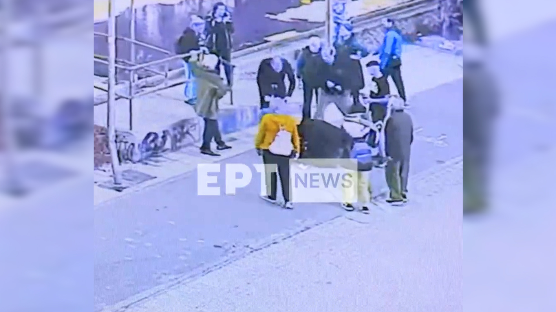 Βίντεο ντοκουμέντο από τη στιγμή της κατάρρευσης του 18χρονου μετά την επίθεση που δέχτηκε από παρέα ανηλίκων στην Καλλιθέα