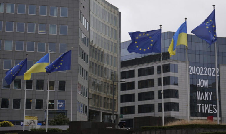 Η Ευρώπη χρειάζεται χρήματα για να στηρίξει την Ουκρανία – Ο λόγος που δεν «ξεπαγώνει» τα ρωσικά περιουσιακά στοιχεία