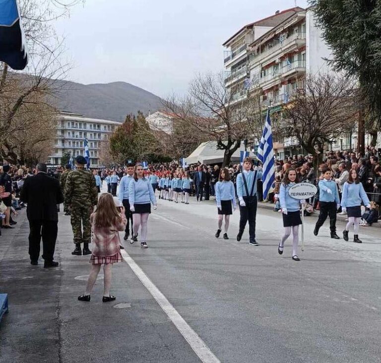 Φλώρινα: Πλήθος κόσμου στην παρέλαση για την 25η Μαρτίου