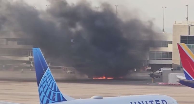 Αεροπλάνο της American Airlines τυλίχθηκε στις φλόγες στο αεροδρόμιο του Ντένβερ