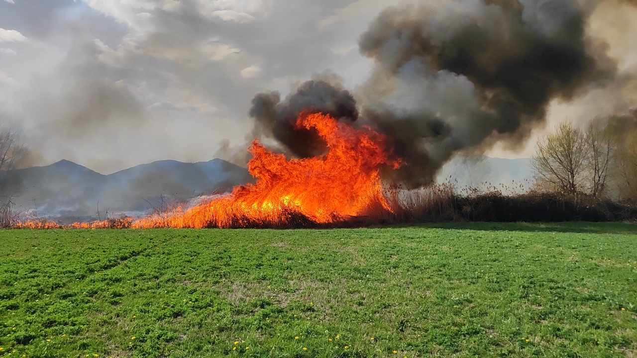 Σε εξέλιξη πυρκαγιά στην Καστοριά(βίντεο)