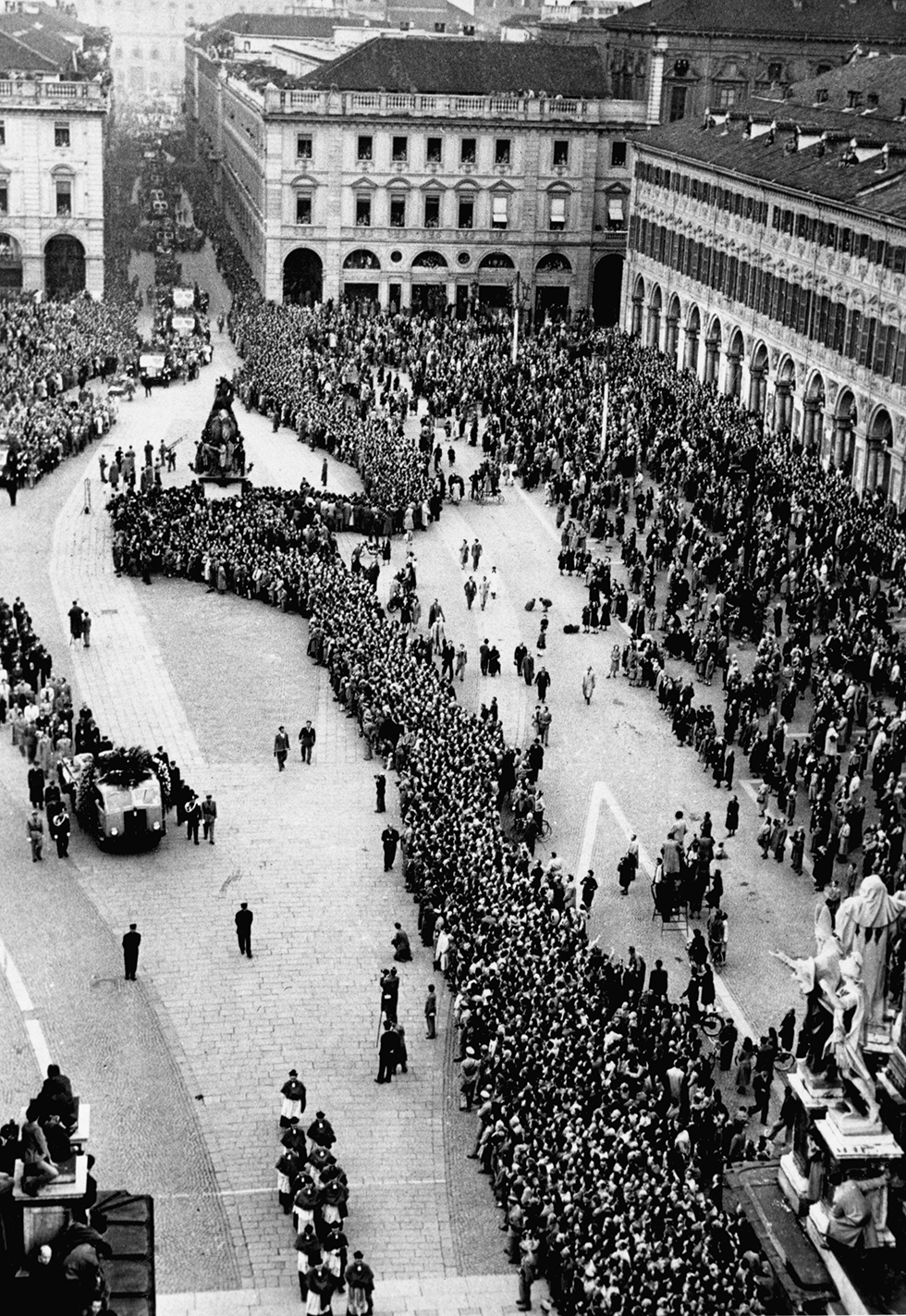 funerali-grande_torino Η αεροπορική τραγωδία της 4ης Μαΐου 1949 με θύμα την ποδοσφαιρική ομάδα της Τορίνο