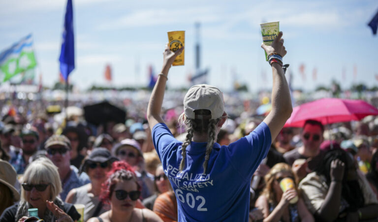 Οι πρωταγωνιστές που θα λάμψουν στο Glastonbury 2025