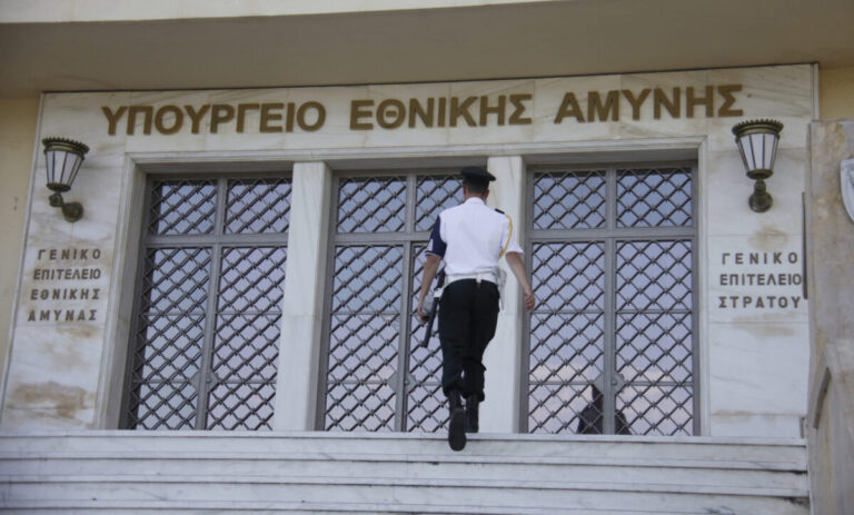 «Εκτός οργανικών θέσεων» 581 υπαξιωματικοί που έμεναν στις Ένοπλες Δυνάμεις με ειδικά προνόμια