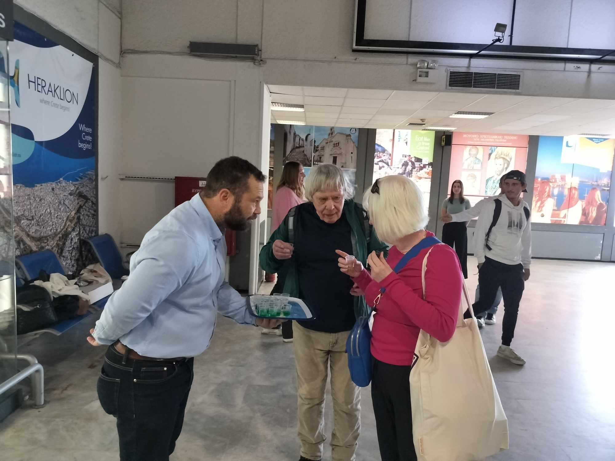 Με χορούς και κεράσματα υποδέχτηκαν τους πρώτους τουρίστες στο αεροδρόμιο του Ηρακλείου