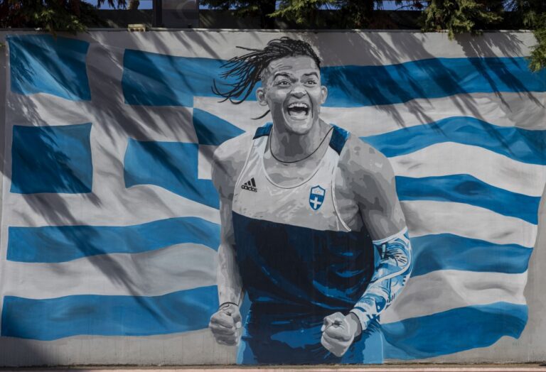 Ο Εμμανουήλ Καραλής έγινε εντυπωσιακό γκράφιτι σε σχολείο στη Θεσσαλονίκη