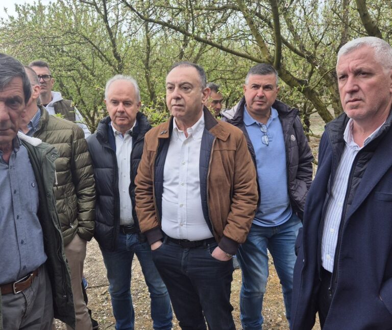 Αυτοψία υφυπουργού Αγροτικής Ανάπτυξης Χ. Κέλλα στις παγετόπληκτες καλλιέργειες του δήμου Τεμπών