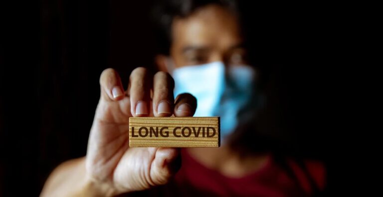 Έρευνα: Τα συμπτώματα του long Covid μπορεί να διαρκούν ακόμα και δύο χρόνια μετά