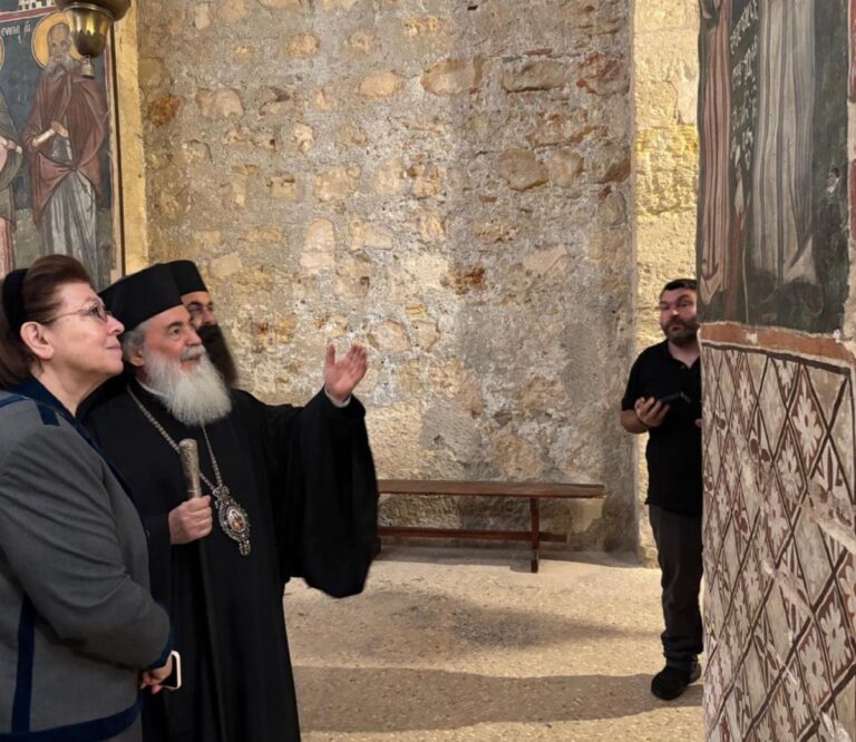 Συνάντηση Λ. Μενδώνη με τον πατριάρχη Ιεροσολύμων Θεόφιλο Γ’ για τη διαφύλαξη των Αγίων Τόπων – Επίσκεψη στο Μουσείο του Ολοκαυτώματος