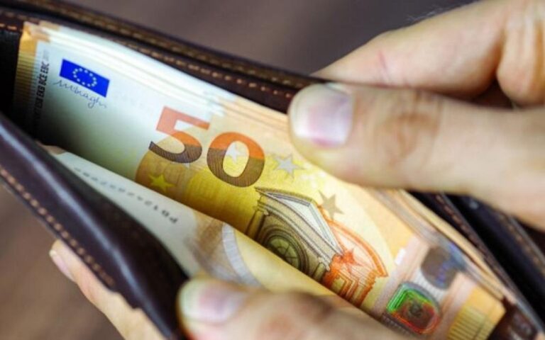 Κατώτατος μισθός: Τα σενάρια για το ύψος της αύξησης σε ιδιωτικό και δημόσιο τομέα