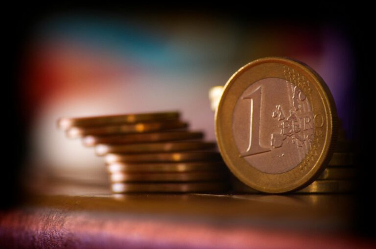 Ξεπέρασαν τα 56,5 δισ. ευρώ οι προσφορές στη δημοπρασία 15ετών και 30ετών ομολόγων