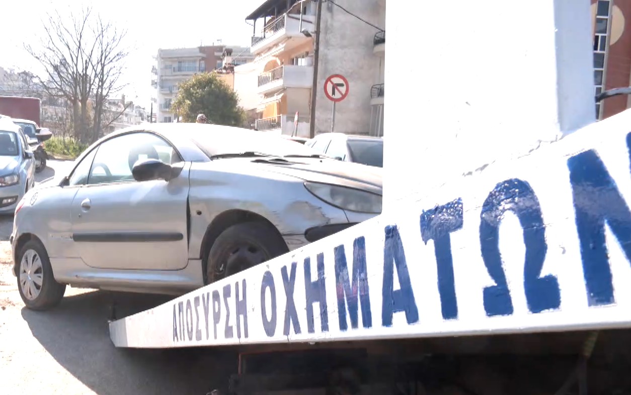 Εκατοντάδες εγκαταλελειμμένα αυτοκίνητα σε διάφορα σημεία της Θεσσαλονίκης