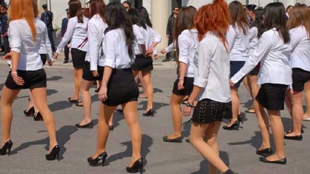 Πάτρα: Η απάντηση του εκπαιδευτικού για τα περί “μοντέλων” στην παρέλαση