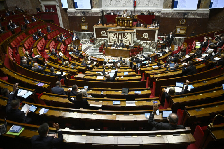 Παρίσι: Έκκληση για την κατάσχεση παγωμένων ρωσικών περιουσιακών στοιχείων κάνουν Γάλλοι βουλευτές – Τι ζητούν από την ΕΕ