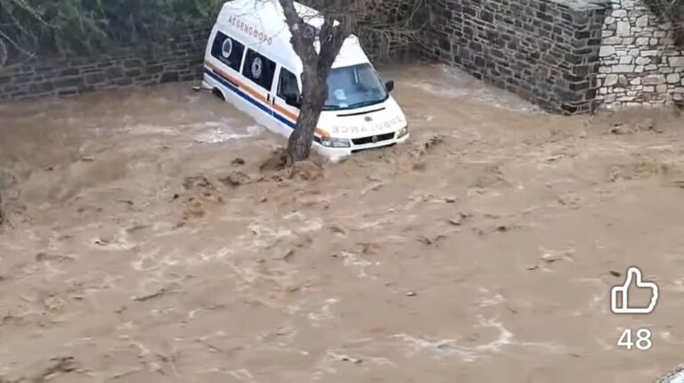 Ισχυρή νεροποντή στην Πάρο: Απαγόρευση μετακινήσεων με οχήματα – Κλειστά αύριο τα σχολεία (βίντεο)