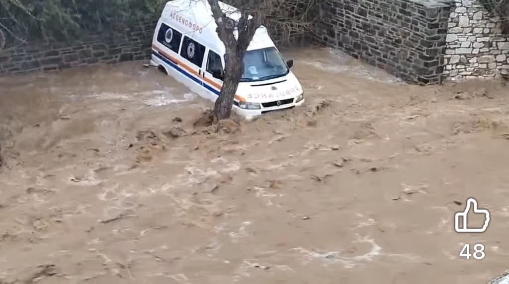 Ισχυρή νεροποντή στην Πάρο: Απαγόρευση μετακινήσεων με οχήματα – Μήνυμα από το 112 (βίντεο)