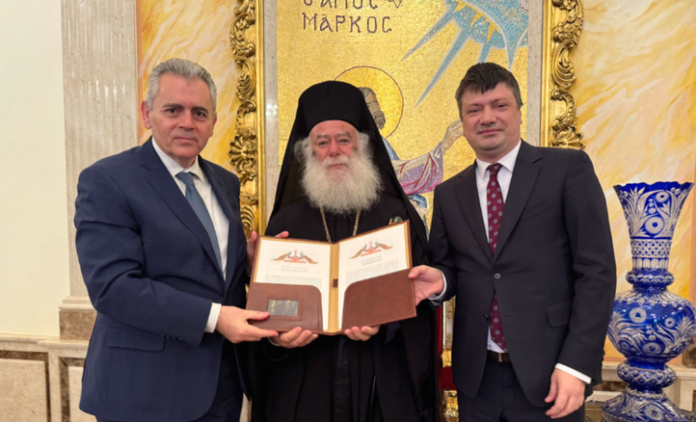 Ο Πατριάρχης Αλεξάνδρειας τίμησε τον Μ. Χαρακόπουλου με τον Ανώτερο Ταξιάρχη του Τάγματος του Λέοντος