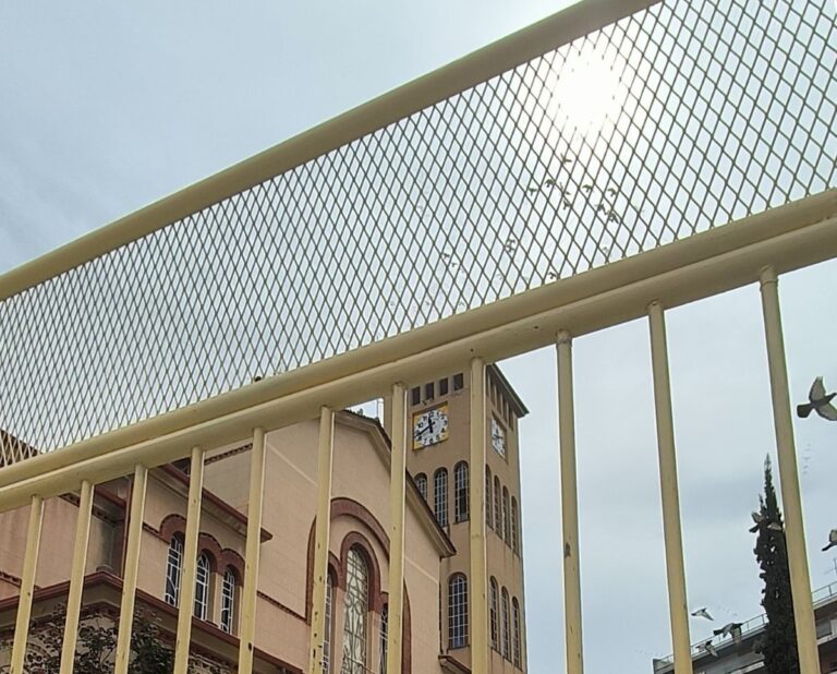 Ανησυχία γονέων του 36ου Δημοτικού Σχολείου Λάρισας για πρόχειρη παρέμβαση στην περίφραξη του σχολείου