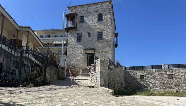 Φάρσαλα: Εργασίες διαμόρφωσης του περιβάλλοντα χώρου στον πύργο Καραμίχου