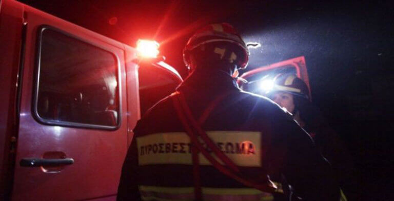 Πυρκαγιά σε υπαίθριο χώρο στάθμευσης σκαφών στη Βάρη – Καταστράφηκαν τρία σκάφη (video)
